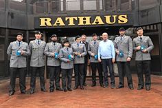 Bürgermeister Klaus Winter (hinten Mitte) bedankt sich bei der Bevölkerung und bei den Soldaten für das tolle Engagement.