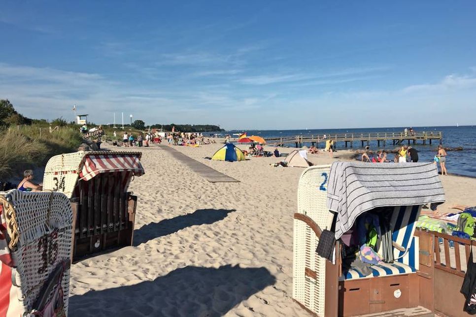 Rettiner Strand mit Blick in Richtung Grömitz. Abseits von den großen Seebädern kann man sich hier entspannen und wohlfühlen.