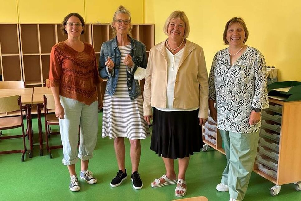 OGS-Leiterin Nadine Ritter, Schulleiterin Doris Cwiertnia-Jürs, SPD-Bundestagsabgeordnete Bettina Hagedorn und Schulverbandsvorsitzende Angela Hüttmann (v. lks.).
