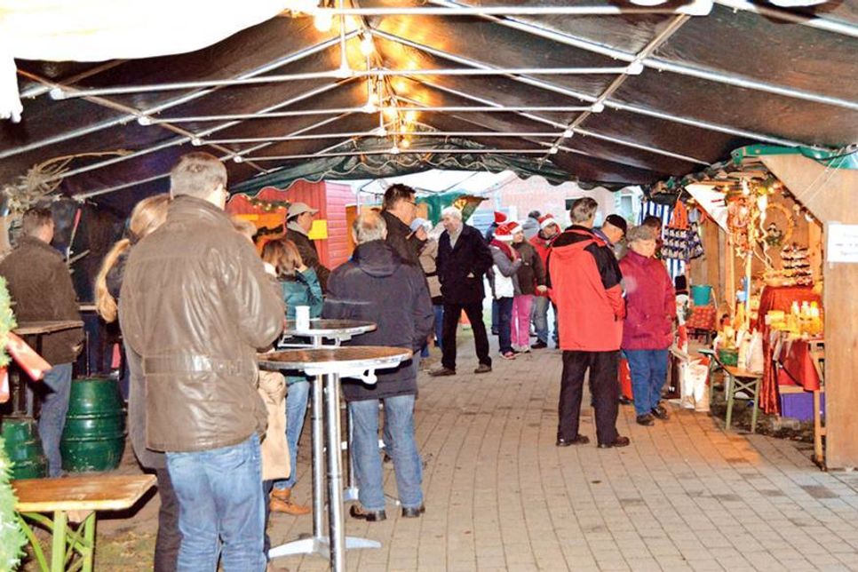 Selbst, wenn es einmal nass von oben herunterkommt, lässt sich das vorweihnachtliche Treiben unter den Zeltplanen ungestört genießen. (Fotos: Veranstalter)