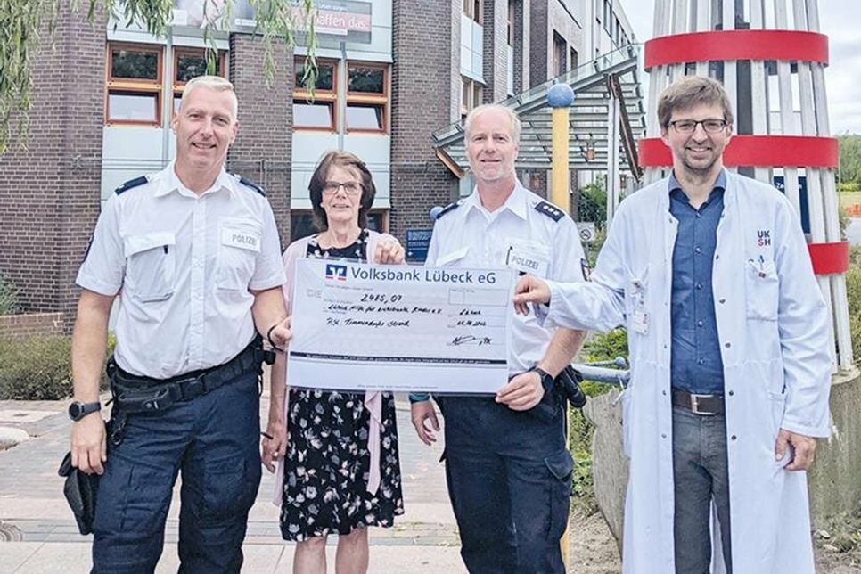 Offizielle Scheckübergabe vor der Uni-Klinik in Lübeck: Organisator Nicky Päsch (von links), Heidemarie Menorca, Vorsitzende des Vereins Lübeck-Hilfe für krebskranke Kinder, Timmendorfer Strands Stationsleiter Christian Knorr und Oberarzt Dr. Martin Demmert.