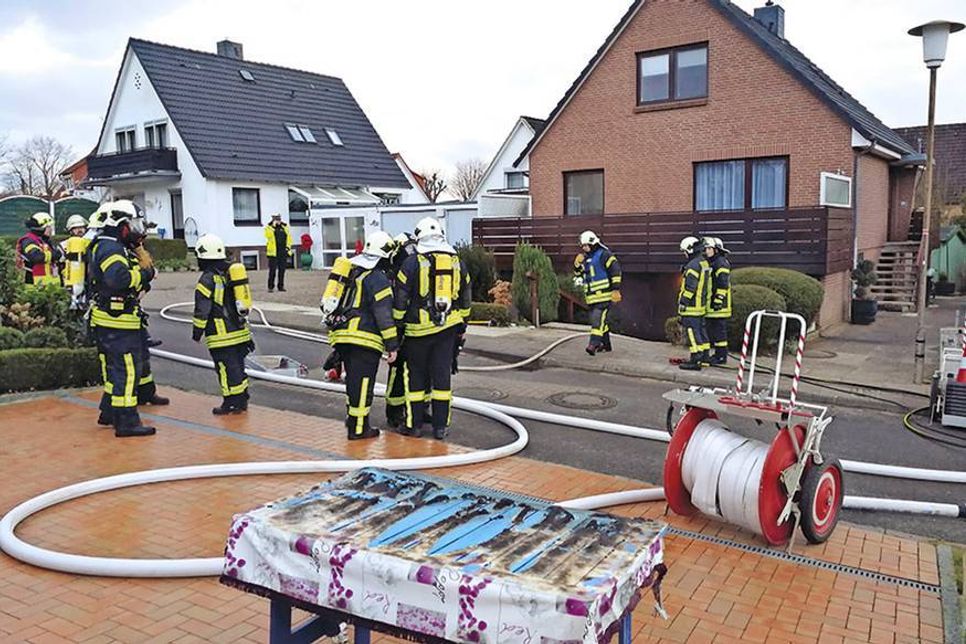 Die Feuerwehr Scharbeutz musste am Neujahrstag zu einem Feuer in die Frankfurter Straße ausrücken. (Foto: René Kleinschmidt)