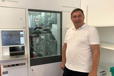 Um mehr Zeit für die Kunden zu haben, setzt Inhaber Apotheker Volker Paasch mit dem Lagerautomaten auf eine digitale Lösung.
