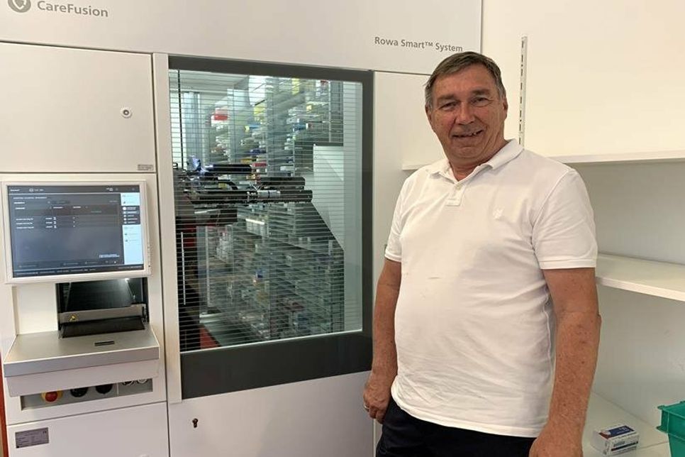Um mehr Zeit für die Kunden zu haben, setzt Inhaber Apotheker Volker Paasch mit dem Lagerautomaten auf eine digitale Lösung.