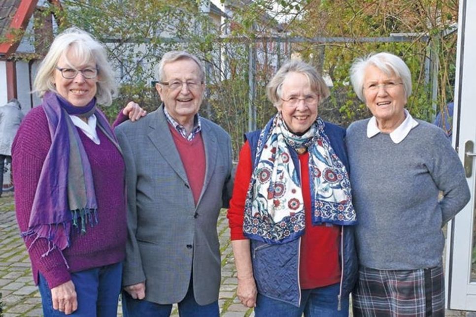 Die langjährige Leiterin der ehrenamlichen Gartengruppe des Künstlermuseums Heike Meyer (m., mit Ehemann Rolf Meyer) hat sich in den Ruhestand verabschiedet. Regina Hoffmann-Müller (l.) und Hannelore Löwe (r.) haben die Aufgabe übernommen.