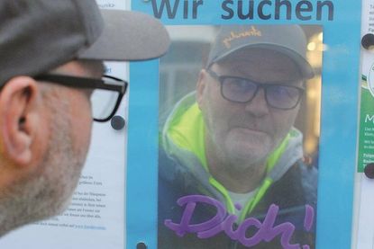 Personalgewinnung mal anders gedacht. Ulli Hehenkamp, hier im Bild, und erster Vorsitzender des Vereins För Mönkeberg hat die Idee mit dem Spiegel von einem Urlaub am Bodensee mitgebracht.