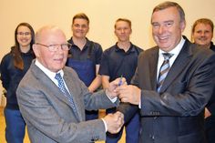 Hand drauf und symbolische Schlüsselübergabe: Gerd Schuberth löst Ferdinand Schöppich als 1. Vorsitzenden des Feuerwehr-Fördervereins ab. Zeugen des Führungswechsels im Hintergrund sind Lena Kersten (v.l.), Jan Wendt und Maximo Zuhse sowie Kai Leichsenring, stellvertretender Jugendwart (alle Jugendfeuerwehr Bad Schwartau/Rensefeld). Foto: Setje-Eilers