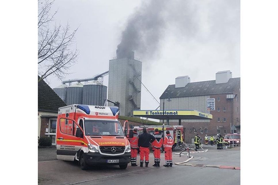 Über 100 Feuerwehrkräfte waren am vergangenen Montag bei dem Brand in einem Silo in Pönitz im Einsatz. (Foto: Pönitz TV)