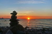 Wenn bei Brodten die rote Sonne im Meer versinkt ... Mary Riedels Blick vom Brodtener Steilufer gen Ostsee ist einfach nur schön.
