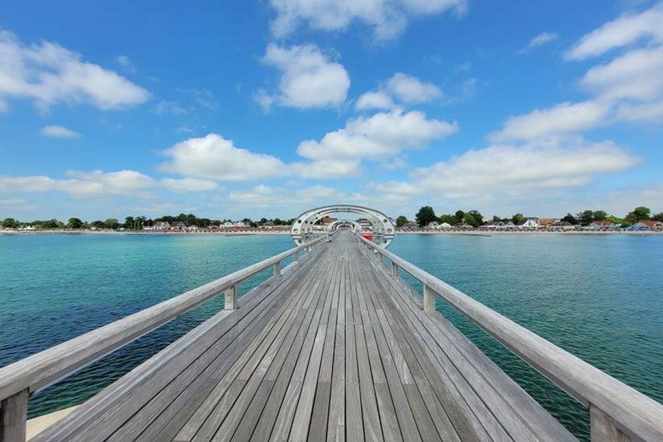 Von Gerd Lauenstein kommt diese Aufnahme von der Strandlinie und Seebrücke Kellenhusen.
