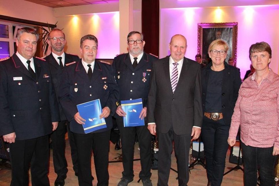 Kreisbrandmeister Torsten Plath und Gemeindewehrführer Volker Langbehn mit den geehrten Matthias Henning und Karl-Hermann Schuldt sowie Bürgermeister Volkert Stoldt und seinen Stellvertreterinnen Kirsten Sköries und Karen Ermel (v. lks.).