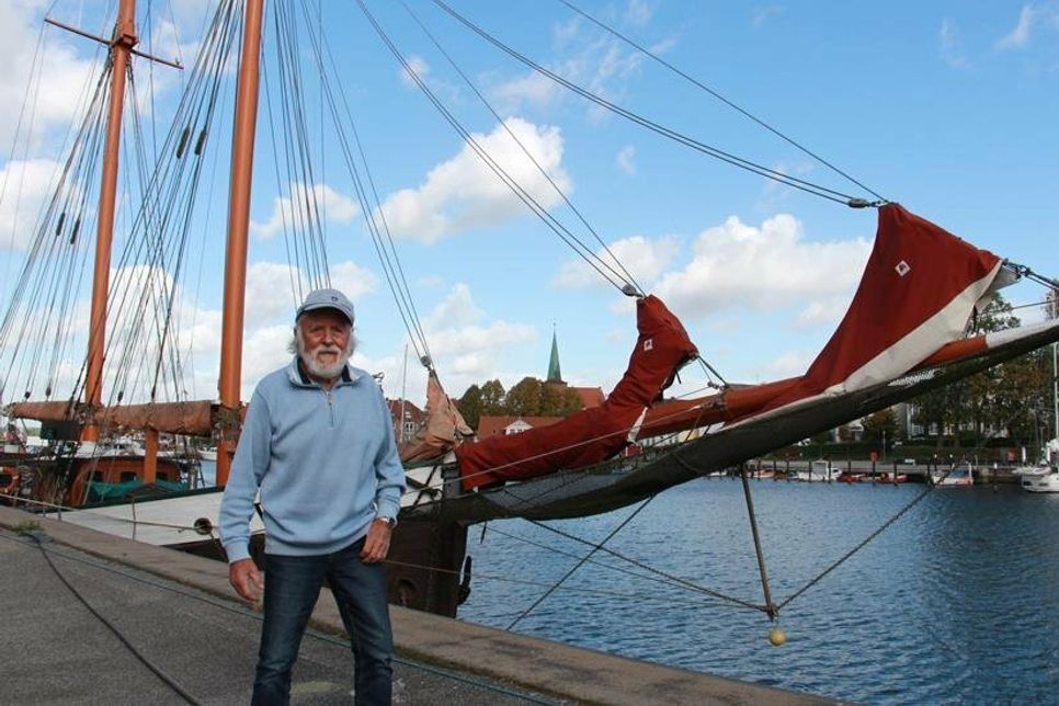 Burghard Pieske im Neustädter Hafen vor dem Traditionssegler Vestby, den er vor Kurzem erwarb.