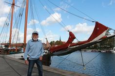 Burghard Pieske im Neustädter Hafen vor dem Traditionssegler Vestby, den er vor Kurzem erwarb.