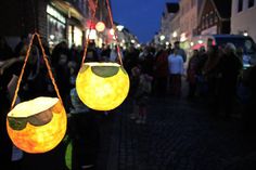 Viele Laternen und Lichter erhellen die Brückstraße.