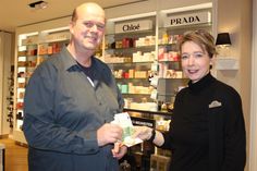 Norbert Mohwinkel durfte das Geld von Oliva Steinhagen in Empfang nehmen.
