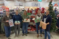 Übergabe der Geschenke der Aktion „Wunschbaum“