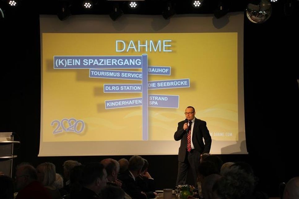 Bürgermeister Harald Behrens zeigte die Schwerpunktthemen für dieses Jahr anhand eines Wegweisers auf.