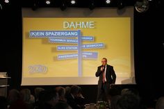 Bürgermeister Harald Behrens zeigte die Schwerpunktthemen für dieses Jahr anhand eines Wegweisers auf.