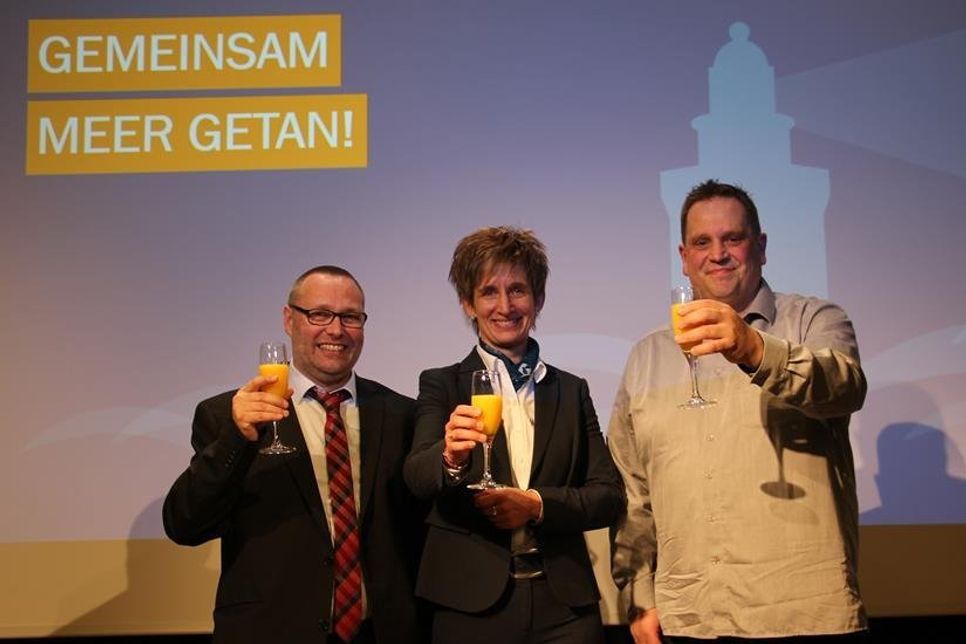 Am Ende bedankte sich Bürgermeister Harald Behrens noch einmal bei Ulrike Dallmann (Mi.) und Florian Uthoff (re.).