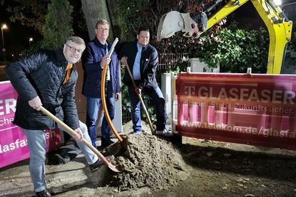 Erster Spatenstich für den Glasfaserausbau in der Strandallee in Timmendorfer Strand (von links): Bürgermeister Sven Partheil-Böhnke, Frank Theunissen, Sprecher des Arbeitskreises Breitband, und Philipp Zuhmann, Telekom-Projektleiter für Timmendorfer Strand.