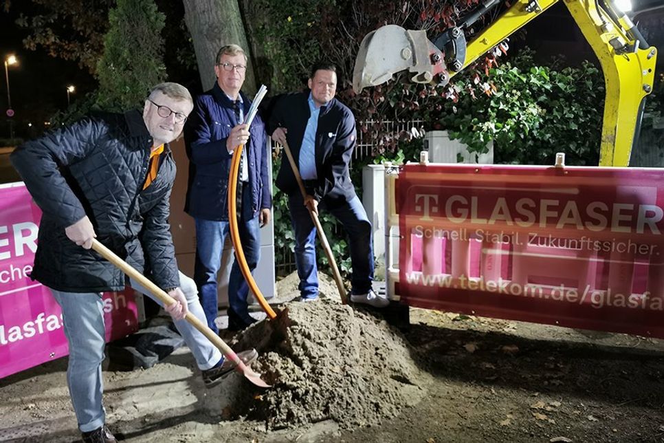 Erster Spatenstich für den Glasfaserausbau in der Strandallee in Timmendorfer Strand (von links): Bürgermeister Sven Partheil-Böhnke, Frank Theunissen, Sprecher des Arbeitskreises Breitband, und Philipp Zuhmann, Telekom-Projektleiter für Timmendorfer Strand.
