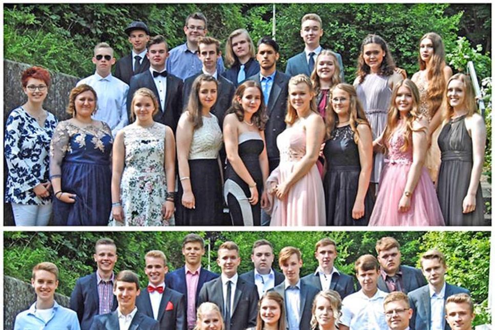 Die Schüler(innen) der beiden Klassen 10a (oben) und 10b freuen sich über den erworbenen Mittleren Allgemeinen Schulabschluss.