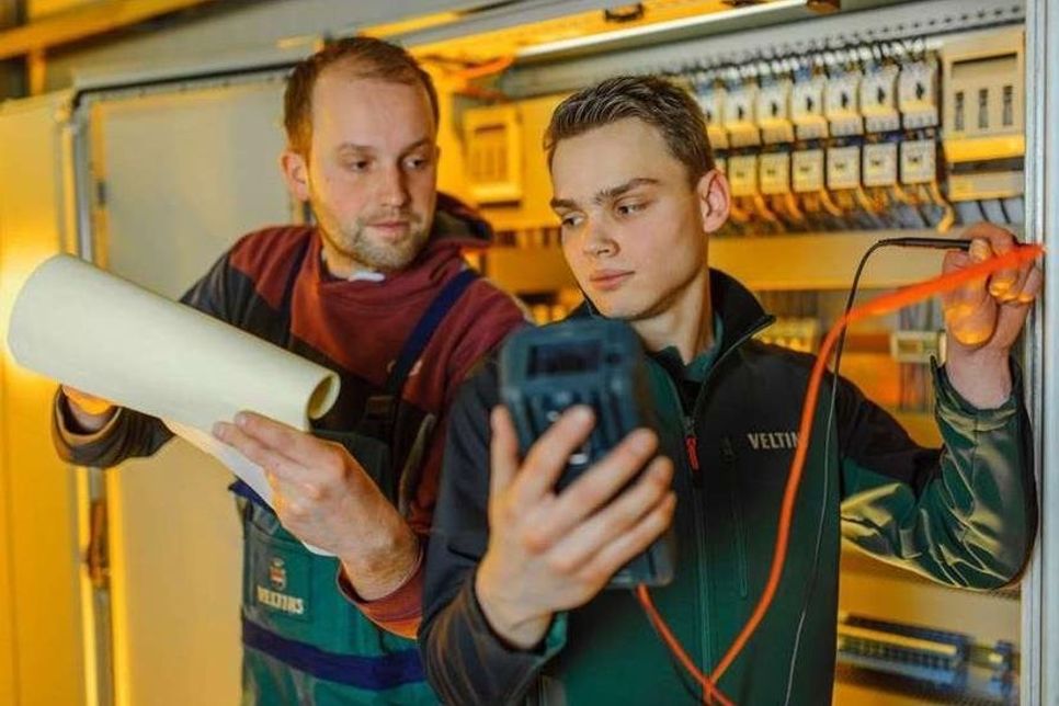 Das Tätigkeitsfeld von Elektronikern in der Brauwirtschaft ist äußerst vielfältig. Foto: djd/Brauerei C. &amp; A. Veltins.
