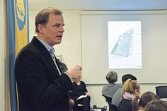 Alexander Ulrich stellte im Bauausschuss das Bebauungskonzept für das Grundstück im Barkholtredder in Niendorf vor.
