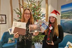 Die Auszubildenden Lena Bebensee (lks.) und Marie Wandelt freuen sich auf die Adventszeit.