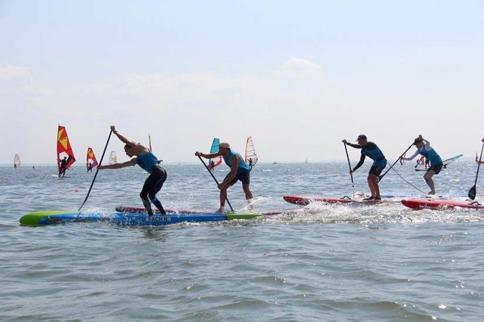 Die SUP Sportler kämpfen um den Sieg im Beach Race.