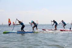 Die SUP Sportler kämpfen um den Sieg im Beach Race.