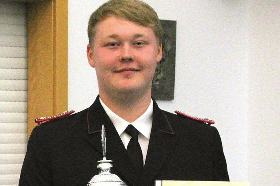 Kevin Kohn erhielt den Wanderpokal „Feuerwehrmann des Jahres 2023“.
