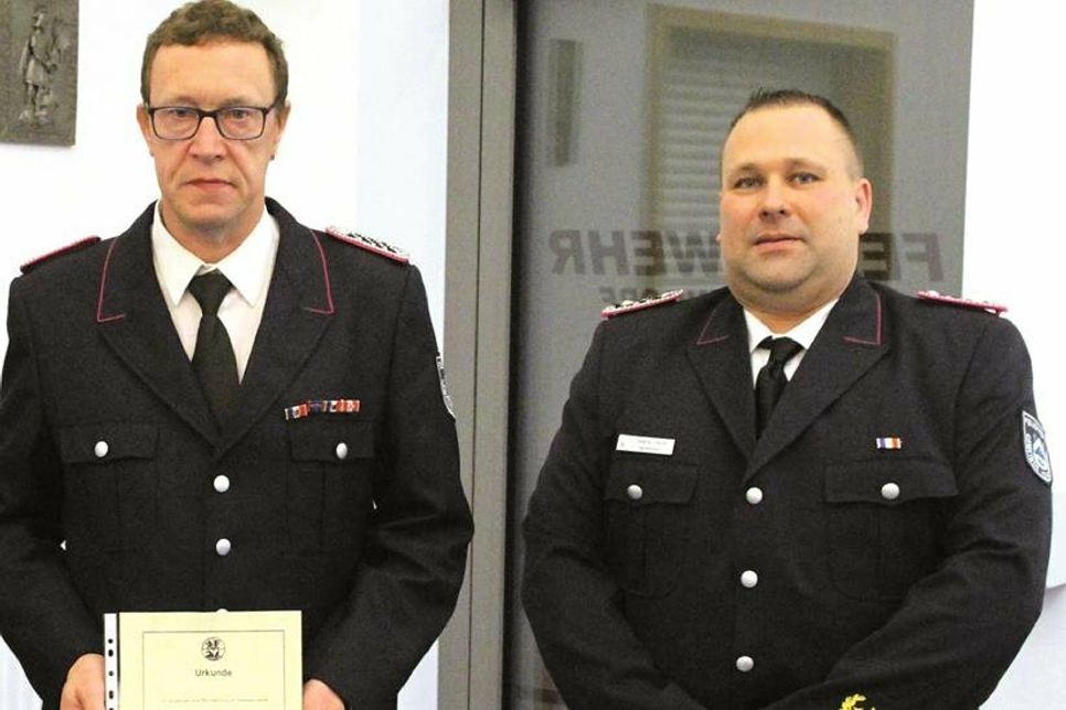 Ortswehrführer Stephan Utecht (r.) ehrte Mirko Bujack für 40 Jahre Mitgliedschaft.