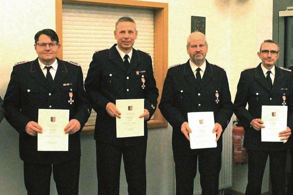 Im Beisein von Bürgermeister Tade Peetz wurden Klaus Ahrens, Jörg Taube, Michael Holst, Andre Michalk mit dem „Feuerwehr Ehrenkreuz in Gold am Bande“ ausgezeichnet.