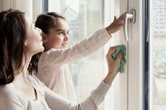 Kunststofffenster punkten durch ihre Pflegeleichtigkeit. Foto: DJD/REHAU Industries