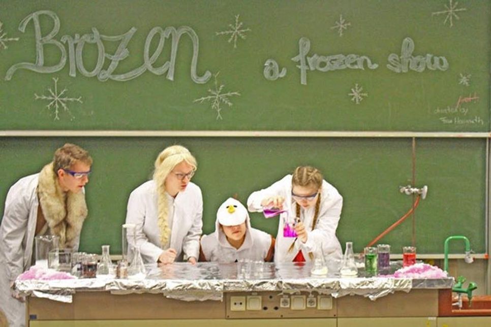 In der Chemie-Show des naturwissenschaftlichen Profils experimentieren Anna und Elsa aus „Frozen“ mit Chemikalien