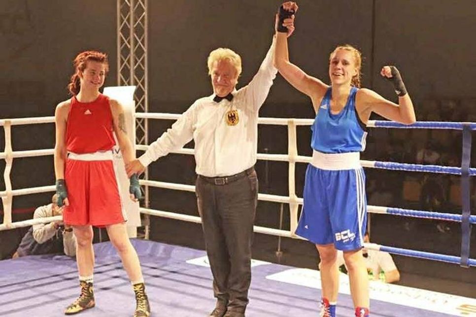 Glücklich erstrahlt Sportlerin Silja Wittmaack (r.) vom Boxclub Preetz, als der Ringsprecher ihren Sieg verkündet.