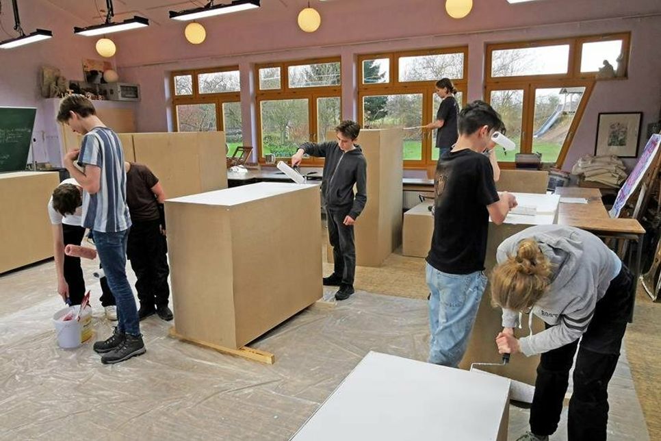 Bühnenbild und Requisite wurden im Werkunterricht gebaut