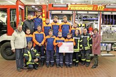 Grömitz. Der 1. Vorsitzende Ulrich Dede (lks.) und Kassenwartin Marion Lindner (re.) überreichten im Rahmen des ersten Jugendfeuerwerhrdienstes im neuen Jahr die großzügige Spende des Gewerbevereins Grömitz. Die aus Überschüssen der Grömitzer Leistungsschau und des alljährlichen Maifeuers stammende Summe ermöglichte es der Jugendwehr Grömitz, einheitliche Jacken für die Jugendlichen zu beschaffen. Ulrich Dede lobte die Entscheidung der Nachwuchskameraden sich schon in jungen Jahren in der Feuerwehr zu engagieren und bedankte sich auf diesem Weg für die abgehaltene Sicherheitswache der Feuerwehr beim Maifeuer des Gewerbevereins im Kurpark Grömitz.