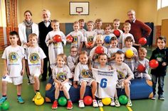 Auf der Vorderseite der Sponsor, hinten der Name der Schule: Klaus Wilcken (r.) und Rüdiger Wenzel vom Lions Club Bad Schwartau bei der Übergabe der neuen Shirts und Hosen