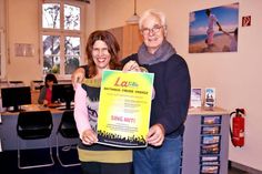 Uli von Welt und Joachim Nickel, zwei der Initiatoren, werben mit dem Plakat für den neuen internationalen Chor „LaTiDo“, der aktuell in Timmendorfer Strand gegründet wird. (Foto: Kleinschmidt)