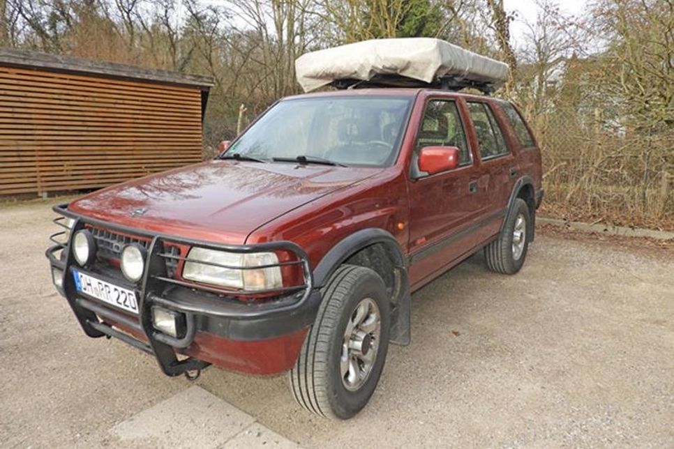 Der Opel Frontera ist Baujahr 1996, das Dachzelt ist schon montiert.