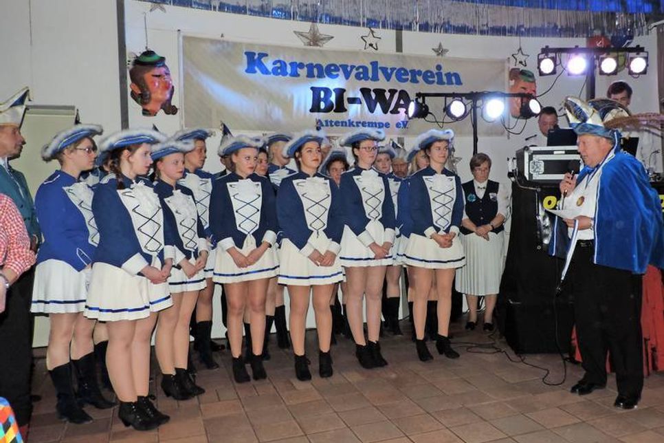 Die Tanzgarden mit Prinz Hartmut II. (Foto: Tanja Ehlers)