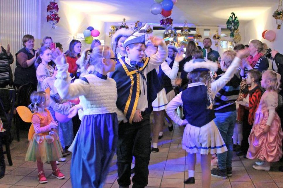 Einzug der kleinen und mittleren Garden und des Kinderprinzenpaares Jannick und Leonie Bendfeldt beim Kinderkarneval.