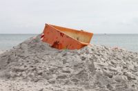 Ist das Kunst? Nein, hier galt es, in einen Container einzulochen.