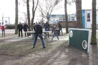 Golf vs. Fußball: Im Kiefernwald musste in einer Torwand eingelocht werden.