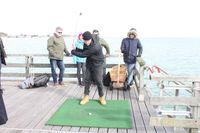 Abschlag von der Seebrücke bei voller Konzentration.