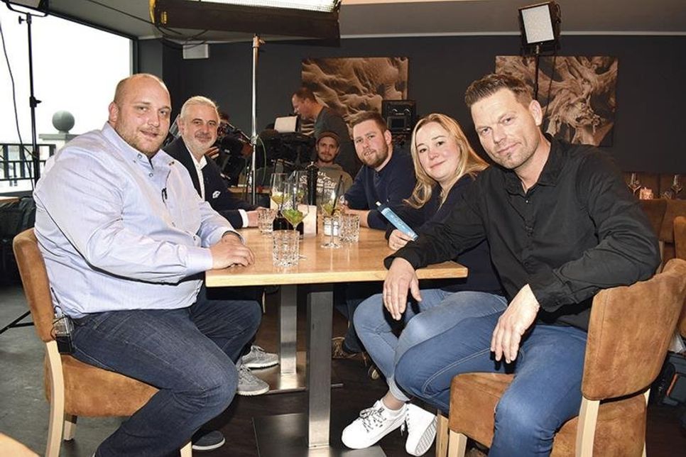 Dreharbeiten für die Doku-Soap „Mein Lokal, Dein Lokal“ im Scharbeutzer Restaurant „Roof“: Tim Bornewasser (von links), Ralf Schulte, Marc Bordt und Jessika Hinsch sind zu Gast bei Ole Pörksen. (Foto: René Kleinschmidt)