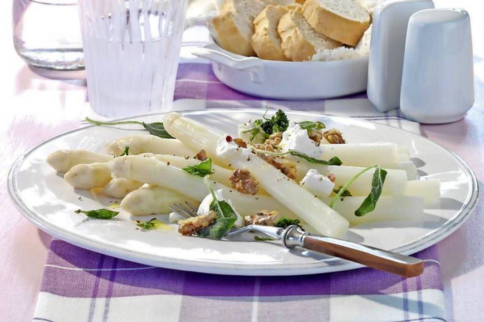 Weißer Spargel einmal anders - mit Ziegenkäse und Walnüssen. Foto: djd/qs-live.de.