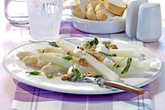 Weißer Spargel einmal anders - mit Ziegenkäse und Walnüssen. Foto: djd/qs-live.de.